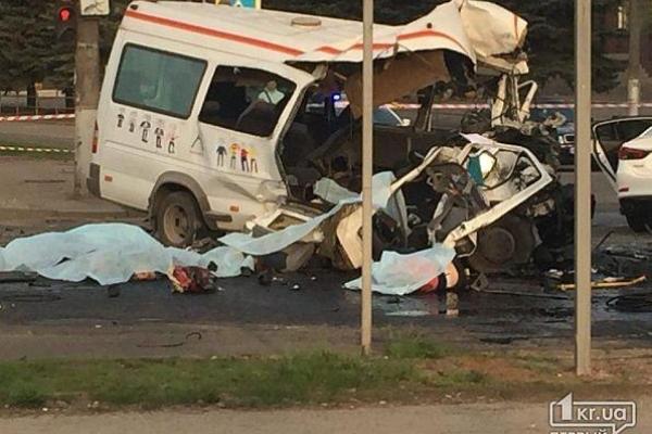 В Кривом Роге объявлен траур: в смертельном ДТП погибли 8 человек, более 20 пострадавших В Кривом Роге объявлен траур: в смертельном ДТП погибли 8 человек, более 20 пострадавших