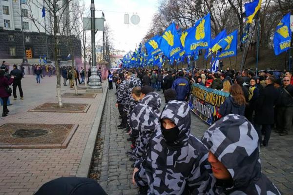 "За украинское будущее без олигархов!": В Киеве участники марша выдвинули власти жесткие требования "За украинское будущее без олигархов!": В Киеве участники марша выдвинули власти жесткие требования