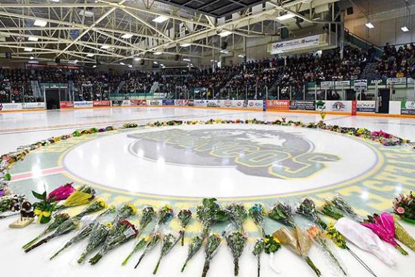 Канада оплакивает игроков Humboldt Broncos: одного из пострадавших отключили от аппаратов жизнеобеспечения