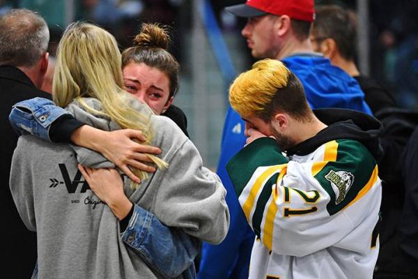 Канада оплакивает игроков Humboldt Broncos: одного из пострадавших отключили от аппаратов жизнеобеспечения