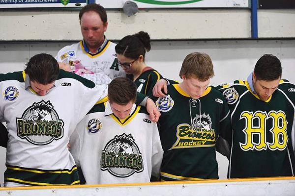 Канада оплакивает игроков Humboldt Broncos: одного из пострадавших отключили от аппаратов жизнеобеспечения