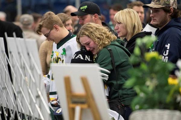 Канада оплакивает игроков Humboldt Broncos: одного из пострадавших отключили от аппаратов жизнеобеспечения