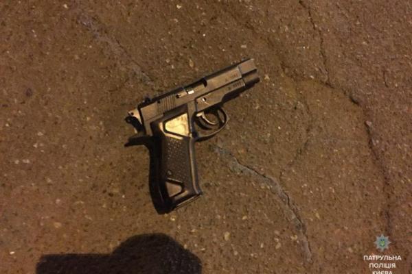 В Киеве задержаны 12 человек, которые ночью в масках ограбили развлекательное заведение