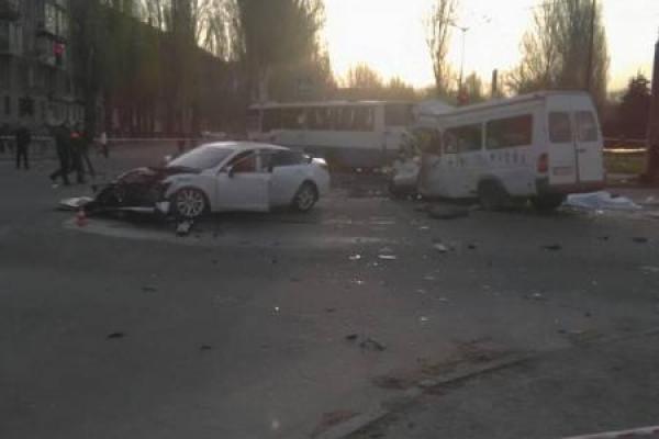 В Кривом Роге в жуткое ДТП попали 2 автобуса и Mazda: погибло 7 человек, много пострадавших В Кривом Роге в жуткое ДТП попали 2 автобуса и Mazda: погибло 7 человек, много пострадавших