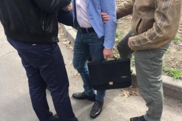 В Киеве СБУ задержала на взятке чиновника Укрзализныци