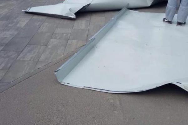 В Киеве с крыши ТРЦ на голову женщины упал лист металла В Киеве с крыши ТРЦ на голову женщины упал лист металла