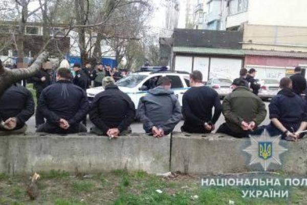 Выстрелы и дым: в Одессе на территории парковки произошла перестрелка, есть раненые Выстрелы и дым: в Одессе на территории парковки произошла перестрелка, есть раненые