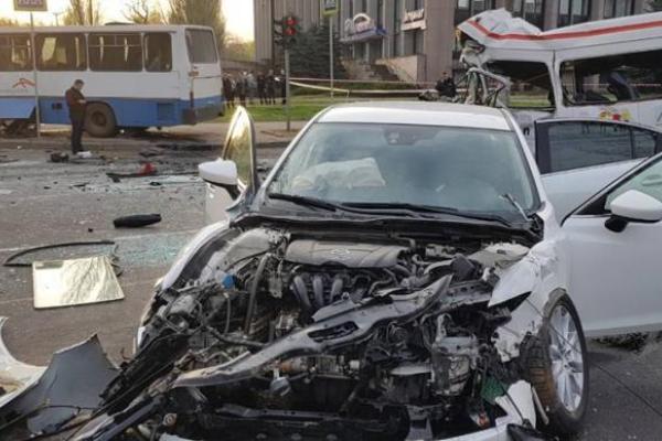 В Кривом Роге в жуткое ДТП попали 2 автобуса и Mazda: погибло 7 человек, много пострадавших В Кривом Роге в жуткое ДТП попали 2 автобуса и Mazda: погибло 7 человек, много пострадавших