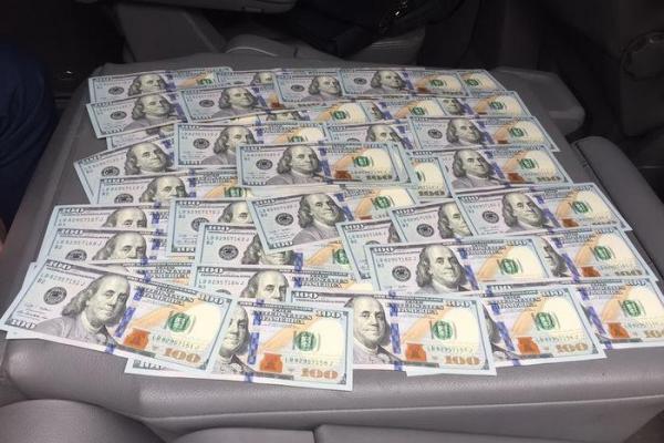 В Киеве СБУ задержала на взятке чиновника Укрзализныци