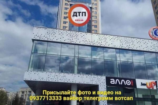 В Киеве с крыши ТРЦ на голову женщины упал лист металла В Киеве с крыши ТРЦ на голову женщины упал лист металла