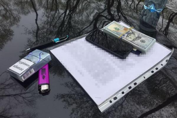 В Киеве СБУ задержала на взятке чиновника Укрзализныци