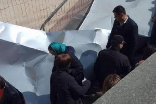 В Киеве с крыши ТРЦ на голову женщины упал лист металла В Киеве с крыши ТРЦ на голову женщины упал лист металла