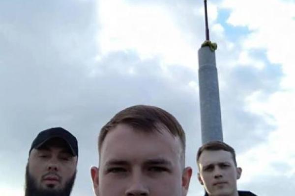 На одной из самых высоких точек Лисичанска патрульные повесили новый флаг На одной из самых высоких точек Лисичанска патрульные повесили новый флаг