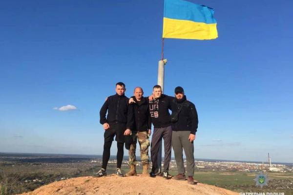 На одной из самых высоких точек Лисичанска патрульные повесили новый флаг На одной из самых высоких точек Лисичанска патрульные повесили новый флаг