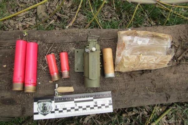 В Рубежном у железнодорожных путей нашли пакет с боеприпасами и взрывчаткой