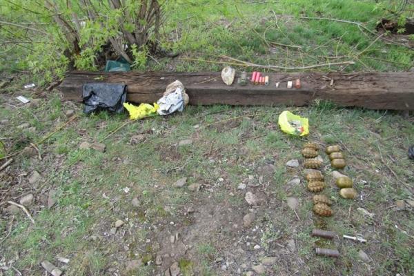 В Рубежном у железнодорожных путей нашли пакет с боеприпасами и взрывчаткой