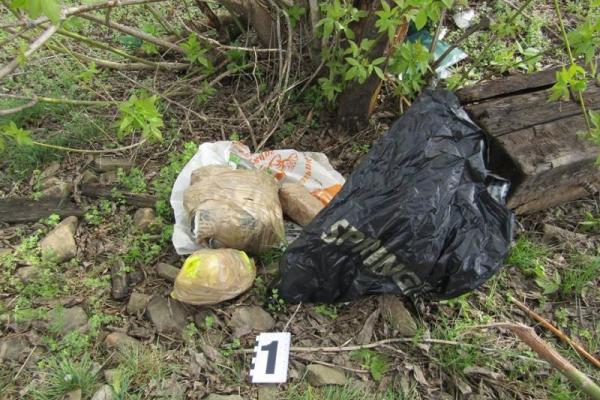 В Рубежном у железнодорожных путей нашли пакет с боеприпасами и взрывчаткой