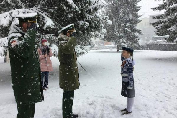 "Марш" школьниц на снегу: В России девочек в летней форме заставили маршировать по сугробам