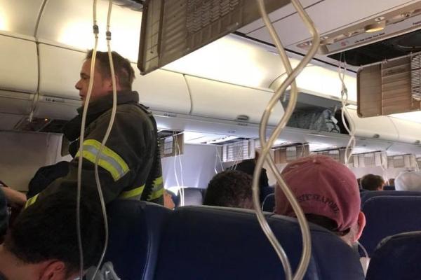 В США у самолета в полете взорвался двигатель: появилось фото погибшей пассажирки, которую засосало в иллюминатор В США у самолета в полете взорвался двигатель: появилось фото погибшей пассажирки, которую засосало в иллюминатор