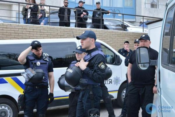 В Одессе бомжей переодели в «россиян» и предлагали с ними обняться