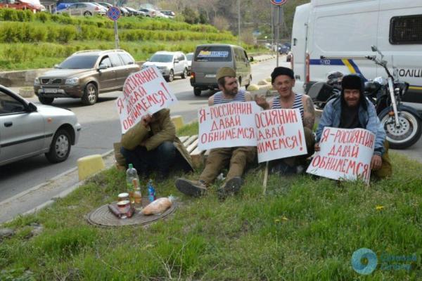 В Одессе бомжей переодели в «россиян» и предлагали с ними обняться