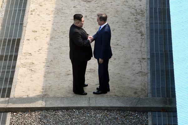 Историческая встреча лидеров КНДР и Южной Кореи: Ким Чен Ын пообещал не будить Мун Чжэ Ина ракетными запусками