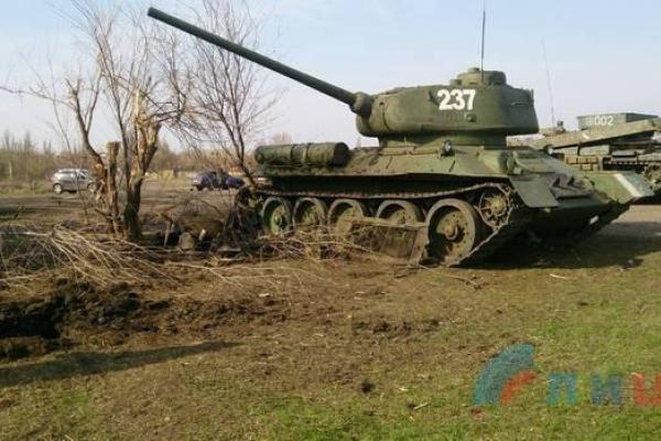 «Почему Урал сгорел, а палатка лишь подрана какими-то котами?», - соцсети обсуждают «обстрел» Луганска «Почему Урал сгорел, а палатка лишь подрана какими-то котами?», - соцсети обсуждают «обстрел» Луганска