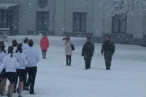 "Марш" школьниц на снегу: В России девочек в летней форме заставили маршировать по сугробам