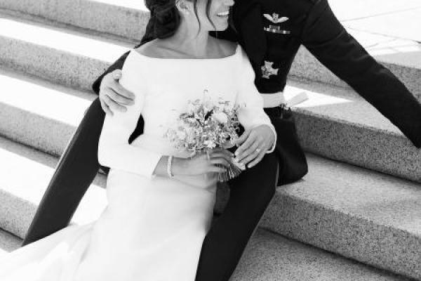 Опубликованы первые официальные фотографии со свадьбы принца Гарри и Меган Маркл Опубликованы первые официальные фотографии со свадьбы принца Гарри и Меган Маркл