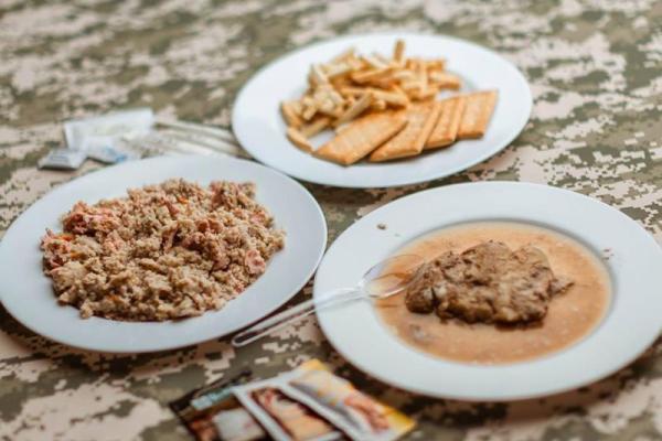 "Мед, шоколад, кофе": в сети показали, как будут питаться бойцы ООС на Донбассе "Мед, шоколад, кофе": в сети показали, как будут питаться бойцы ООС на Донбассе