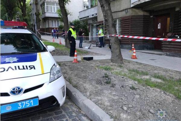 Во Львове участник ДТП ранил ножом полицейскую, напарнику пришлось стрелять Во Львове участник ДТП ранил ножом полицейскую, напарнику пришлось стрелять