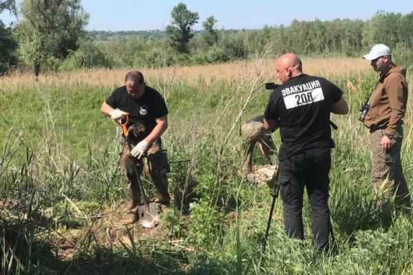 Шок: Под Днепром на свалке нашли мешки с вещами погибших в «Иловайском котле» Шок: Под Днепром на свалке нашли мешки с вещами погибших в «Иловайском котле»