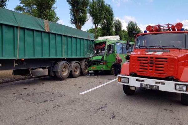 В Каменском 22 человека пострадали в аварии с автобусом и грузовиком