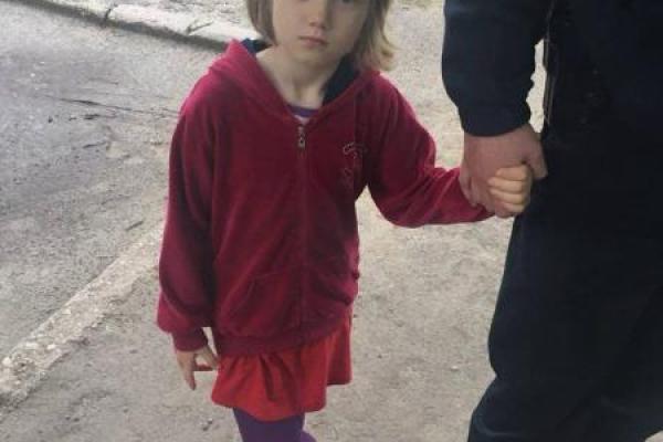 В Харькове потерялась маленькая девочка: полиция ищет родителей