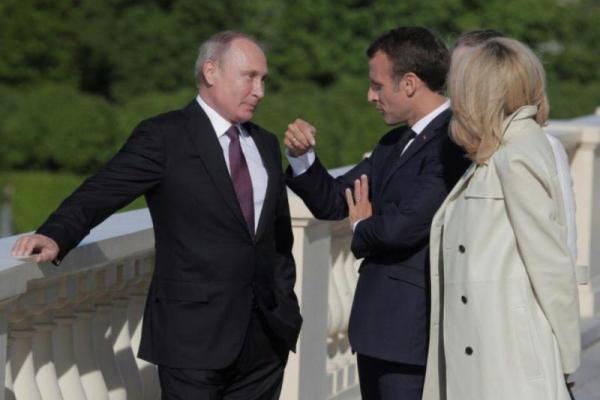 Для встречи с Макроном Путин "вырос на 30 см": соцсети высмеяли фото президентов Для встречи с Макроном Путин "вырос на 30 см": соцсети высмеяли фото президентов