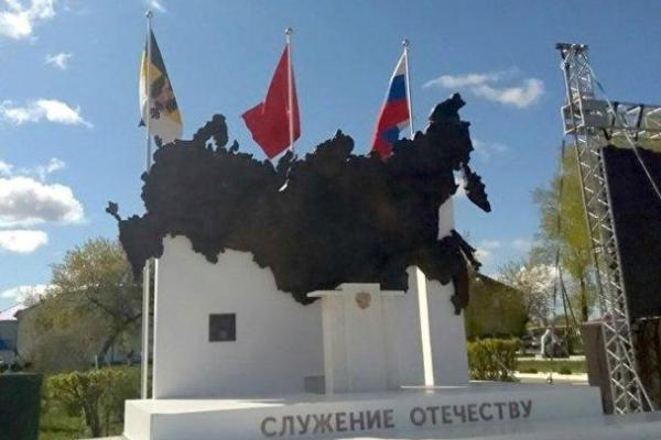 «Куда увезли Путина?»: в России на открытии памятника исчезла статуя президента «Куда увезли Путина?»: в России на открытии памятника исчезла статуя президента