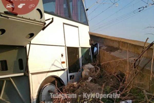 В Румынии автобус с украинскими туристами попал в ДТП В Румынии автобус с украинскими туристами попал в ДТП