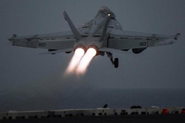 Ударная группа ВМС США во главе с авианосцем "Гарри Трумэн" начала наносить удары по Сирии