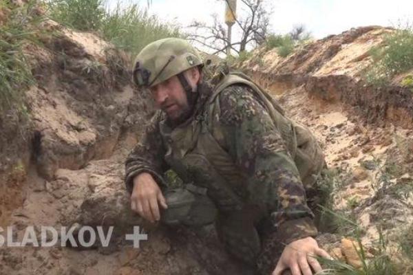 Российский журналист лазит по окопам на Донбассе: фотофакт 
