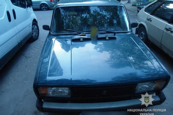 В Полтаве автомобиль местного жителя заминировали гранатой В Полтаве автомобиль местного жителя заминировали гранатой