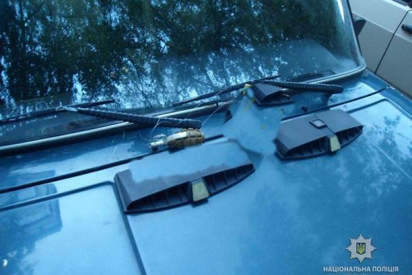 В Полтаве автомобиль местного жителя заминировали гранатой В Полтаве автомобиль местного жителя заминировали гранатой