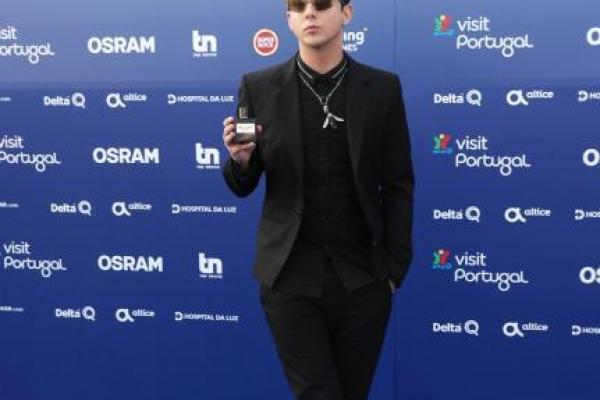 Евровидение-2018: Melovin представил на голубой дорожке свой парфюм и проигнорировал российских журналистов Евровидение-2018: Melovin представил на голубой дорожке свой парфюм и проигнорировал российских журналистов