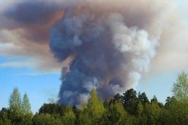 В России пожар на военном полигоне: взрываются боеприпасы, людей эвакуируют из опасной зоны В России пожар на военном полигоне: взрываются боеприпасы, людей эвакуируют из опасной зоны