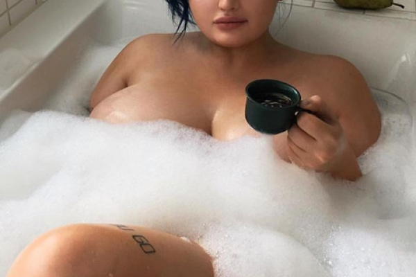 Красота plus-size: пышнотелая модель Роско Рамон щедро делится откровенными фото в сети Красота plus-size: пышнотелая модель Роско Рамон щедро делится откровенными фото в сети
