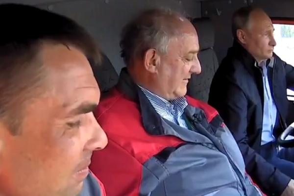 Путин на КамАЗе открыл Крымский мост: появилась реакция Украины Путин на КамАЗе открыл Крымский мост: появилась реакция Украины