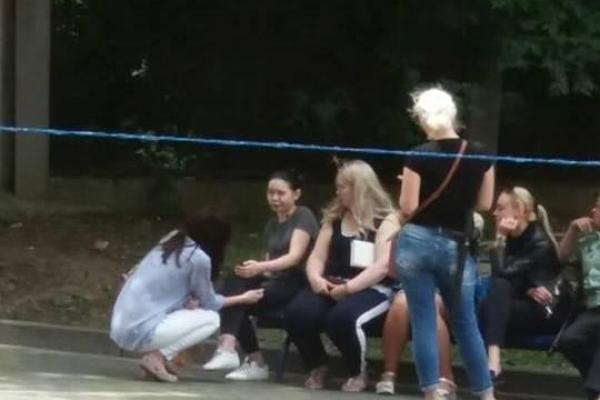Елену Зайцеву, сбившую насмерть 6 человек, заметили на улицах Харькова в окружении подруг Елену Зайцеву, сбившую насмерть 6 человек, заметили на улицах Харькова в окружении подруг