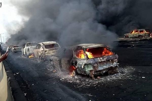 Рекордное ДТП в Нигерии: сгорело более 50 машин, 9 погибших Рекордное ДТП в Нигерии: сгорело более 50 машин, 9 погибших
