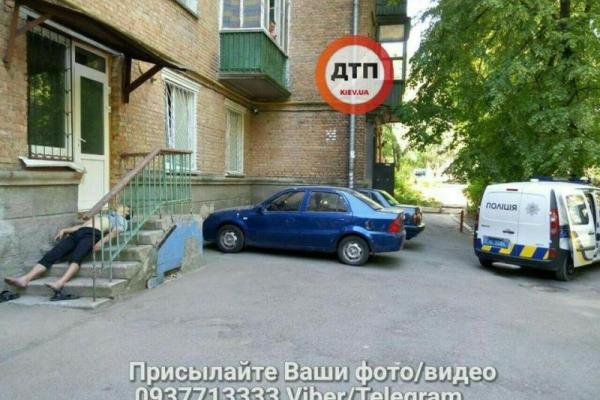 В Киеве на крыльце хостела обнаружили труп В Киеве на крыльце хостела обнаружили труп