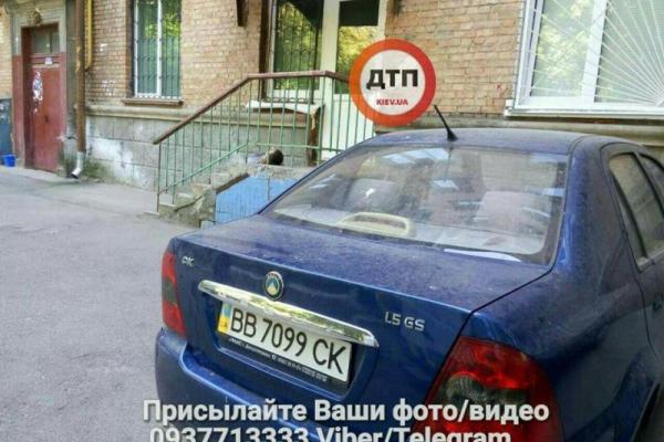 В Киеве на крыльце хостела обнаружили труп В Киеве на крыльце хостела обнаружили труп