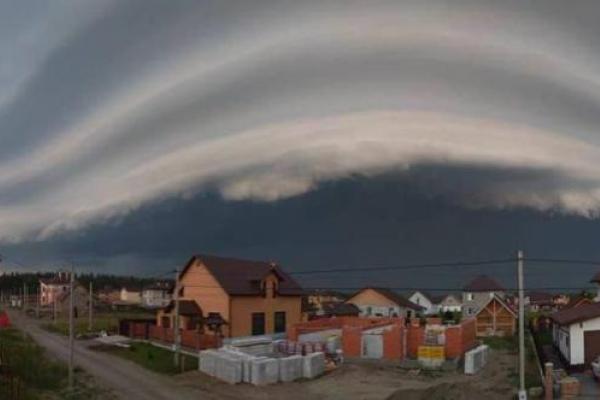 В российском Барнауле пронесся мощный шторм: очевидцы засняли пугающее явление в небе В российском Барнауле пронесся мощный шторм: очевидцы засняли пугающее явление в небе